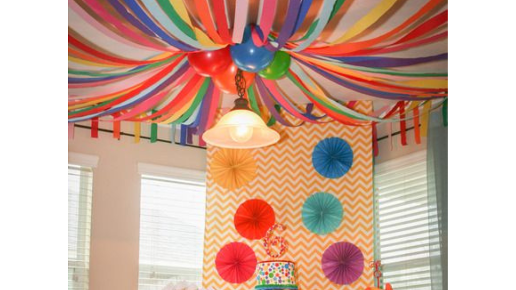 With streamers, decorate a birthday at home